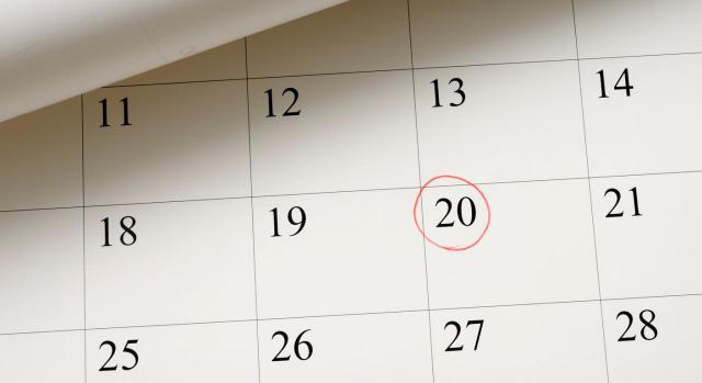 El dies a quo para el ejercicio de la acción de impugnación de una sanción de suspensión de empleo y sueldo se corresponde con el día de comunicación al trabajador. Imagen de un calendario con el 20 señalado en rojo