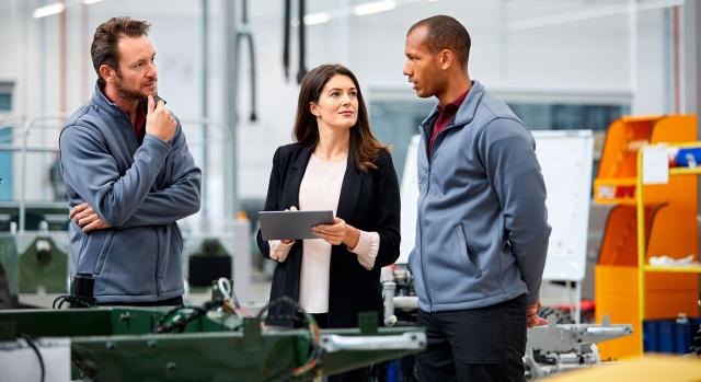 Todo lo que necesitas saber sobre la diligencia de actuación de una inspección de trabajo. Imagen de una inspección de trabajo en una fabrica de coches