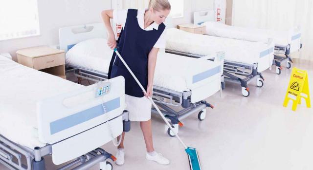 Discriminación salarial. Mujer de la limpieza en un hospital