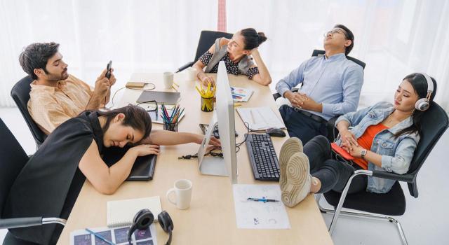 Dormir en el trabajo no siempre está mal visto. Imagen de una mesa de oficina donde los trabajadores están descansando