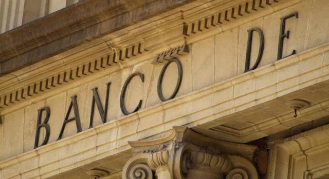 Sector bancario; duración de la prestación por desempleo; despido colectivo; excedencia voluntaria; teoría del paréntesis. Detalle de una fachada de un edificio bancario