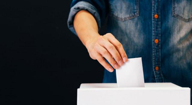 Elecciones a comité de empresa. Imagen de persona votando en mesa electoral