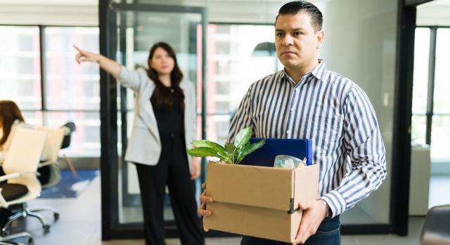 Despido disciplinario por faltas de asistencia al trabajo. Los antecedentes psiquiátricos hacen que entre en juego la teoría gradualista, no pudiendo aplicarse la sanción bajo meros criterios objetivos. Imagen de una mujer despidiendo a un hombre en la oficina