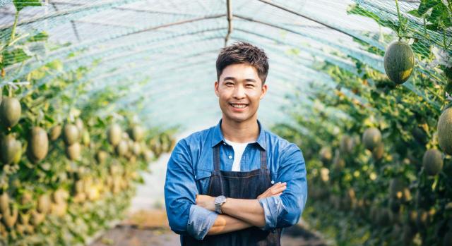 Se consolida el empleo de jóvenes extranjeros en el sector agrario. Imagen de jóven asiático en una granja