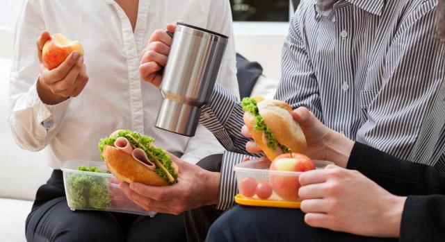 trabajadores comiendo bocadillo tiempo de descanso