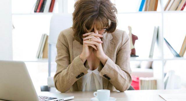 Imagen de una mujer con exceso de trabajo en la oficina interinidad vacante