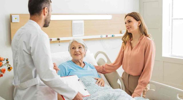 permisos retribuidos; convenios colectivos; días naturales; hecho causante. Una señora mayor en la cama de un hospital con un  familiar, hablan con un médico