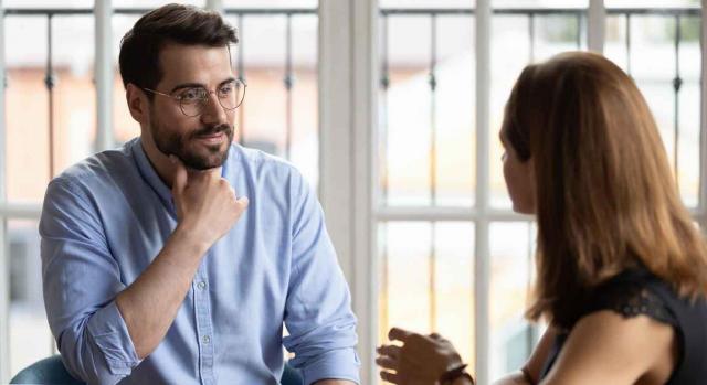 Despido; mujer; permiso por matrimonio; nulidad. Un hombre, escuchando a una mujer en un despacho