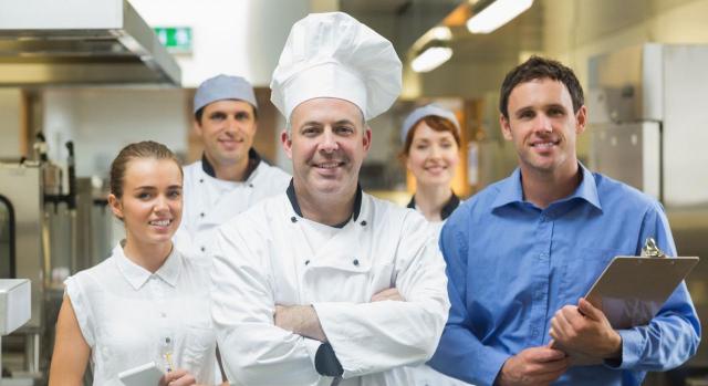 Equipo de cocina de un restaurante