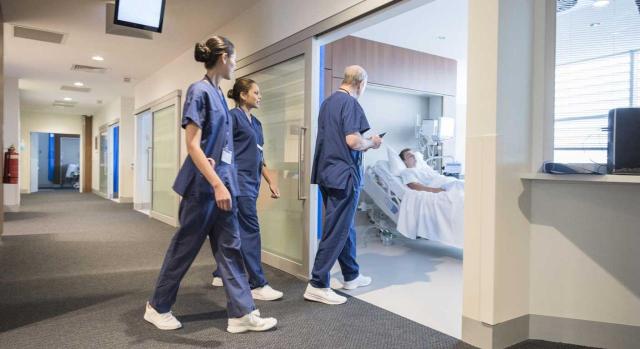 Asistencia sanitaria para extranjeros sin residencia legal: así será el nuevo procedimiento de acceso. Imagen de un equipo médico que va a visitar a un paciente que está en cama en el hospital