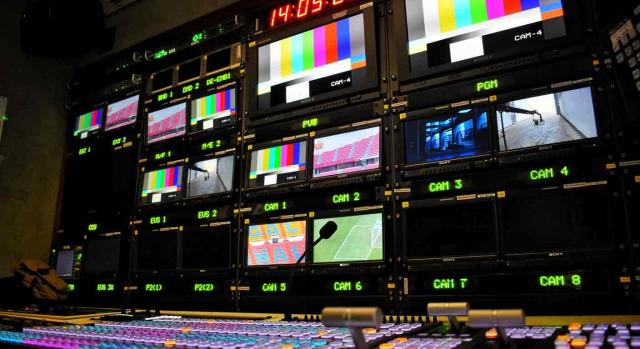 Trabajador por cuenta propia; orientación sexual; libertad de contratación. Imagen de un equipo de radiodifusión dentro de un vehículo