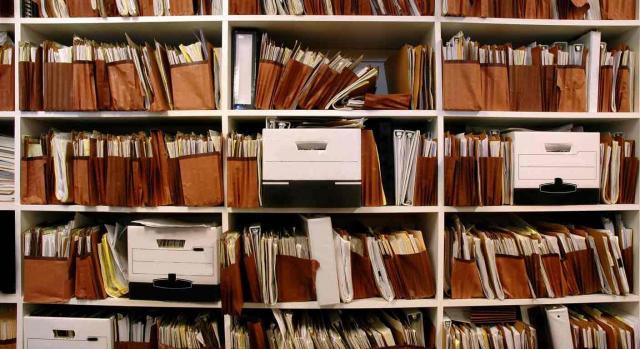 Demanda de despido; conciliación administrativa; archivo de actuaciones. Estantería repleta de documentos