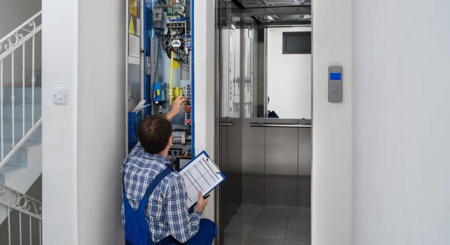 El deber de no concurrencia se limita a la concurrencia desleal. Imagen de técnico reparando ascensor