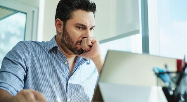 TSJ. El pase a excedencia forzosa imposibilita para continuar con el ejercicio de los derechos y deberes representativos. Imagen de un chico mirando su ordenador portátil