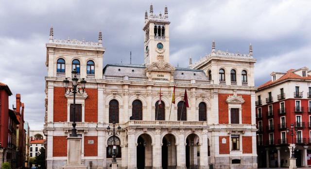 Quedan excluidos los empleos de gestión y apoyo de quien realiza la política. Imagen de fachada del Ayuntamiento de Valladolid