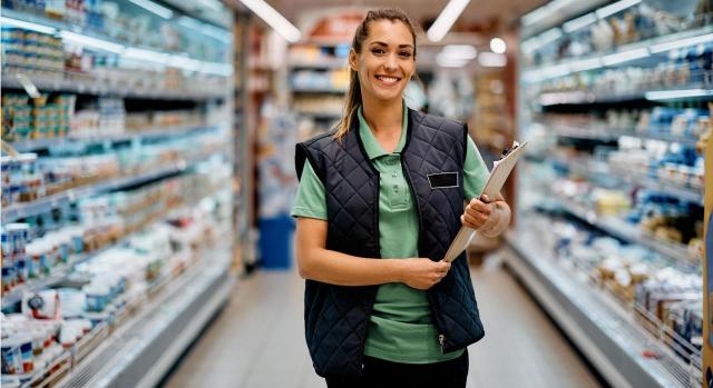 No hay novación del contrato de trabajo. Imagen de mujer gerente de un supermercado