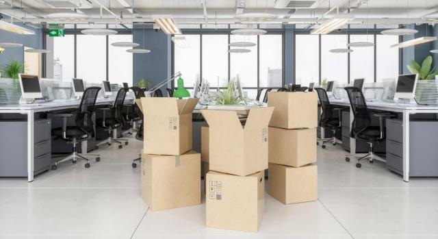 Tipos de extinción de contratos y calificación. Imagen de cajas de cartón en una oficina nueva y vacía