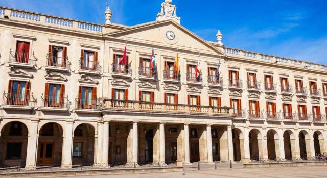 Prestación de servicios para Ayuntamiento a tiempo completo como funcionaria interina durante 15 años Consolidar una plaza tras años de interinidad no impide cobrar el paro si hay merma de jornada: la estabilización no es una mutación neutra sino un nuevo título que sucede a un cese real. Imagen de la fachada de un ayuntamiento
