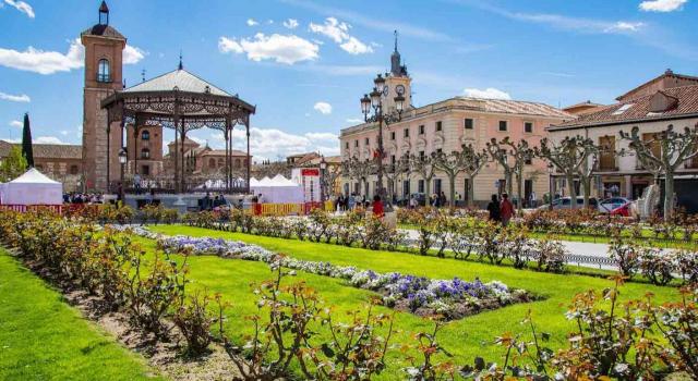 Universidad de Alcalá de Henares. Despido improcedente de falsa becaria que presta servicios al amparo de un nexo encubridor del contrato de trabajo. Imagen de la plaza de Alcalá de Henares