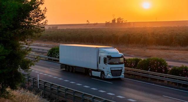 El Tribunal Superior de Navarra confirma la condena a Lodisna por contratar a 580 falsos autónomos. Imagen de un camión en una carretera