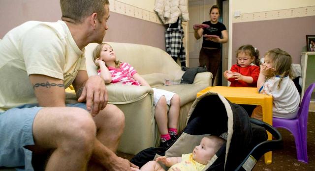 Equiparación de las uniones de hecho al matrimonio. Imagen de familia preparándose para la cena