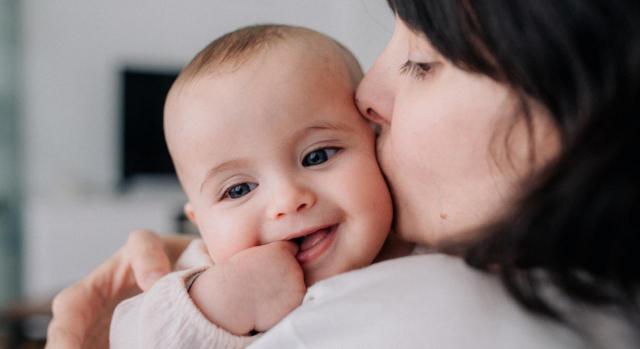 Lo contrario supondría una clara quiebra del principio de igualdad. Imagen de madre acariciando a su bebé