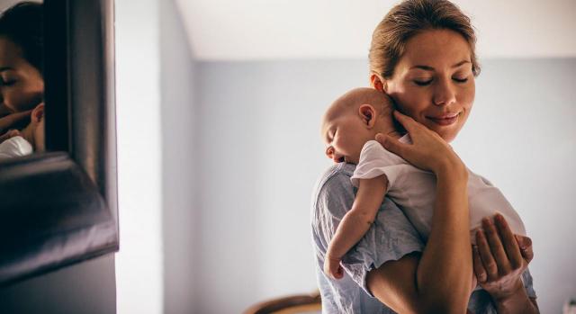 Prestación por nacimiento de hijo. Familias monoparentales. Solicitud de ampliación de la prestación en 16 semanas adicionales. Imagen de una madre abrazando a su bebe