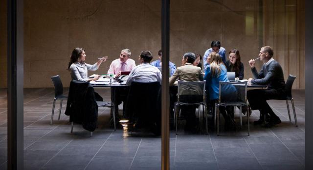 Convenio colectivo cuya negociación se dilata en el tiempo (2014-2020). Imagen de unas diez personas en una reunión de trabajo