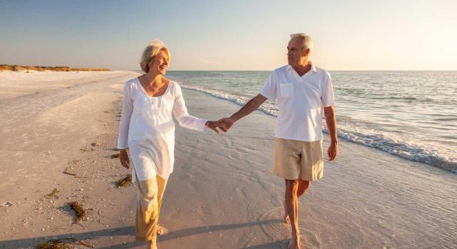 Reforma de las pensiones 2025: sostenibilidad y retos para asesores laborales Reforma de las pensiones: sostenibilidad, modalidades de jubilación y retos para los asesores laborales. Imagen de una pareja senior paseando felizmente por la playa
