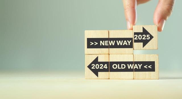 Nueva Estrategia Española de Apoyo Activo al Empleo 2025-2028: derechos, servicios y evaluación permanente. Imagen de una flechas en la que la del 2024 sale y la del 2025 entra