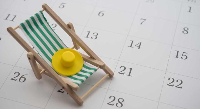 Vacaciones que se disfrutan por días naturales. ¿Qué ocurre si terminan el día inmediatamente anterior al día o días de libranza? Imagen de una hamaca con sombrero amarillo sobre un calendario