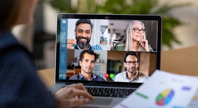 Herramientas colaborativas para teletrabajar. Mujer frente a un portátil haciendo una videoconferencia