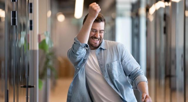 Debe anteponerse el derecho consagrado por la ley. Imagen de hombre joven celebrando un exito