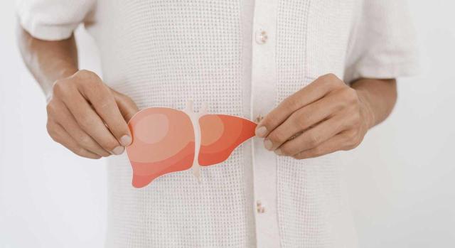 Reintegro de gastos médicos. Cuando no todo está perdido: el caso de los pacientes que necesitan un trasplante y son rechazados como candidatos por la Sanidad Pública. Imagen de un hombre con un higado en su mano