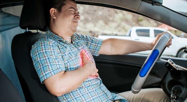 No es accidente in itinere el que se sufre conduciendo de vuelta a casa cuando es el organismo del trabajador el que lo produce (un infarto) y no una acción violenta de carácter súbito y externo. Imagen de un hombre sufriendo un infarto dentro de su coche