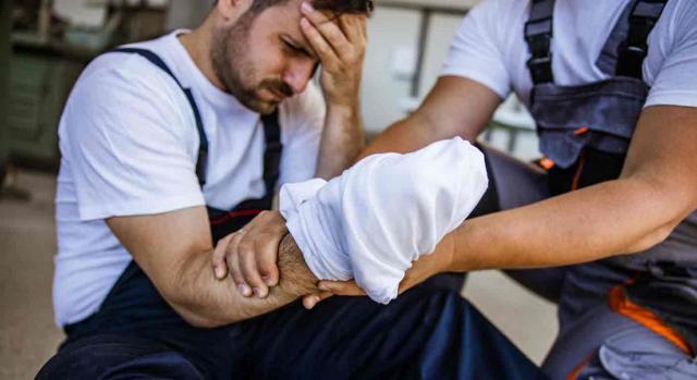 Accidente de trabajo; recargo de prestaciones; servicios de prevención ajenos; responsabilidad solidaria. Hombre se lesiona en un taller, le asiste un compañero que le venda el brazo