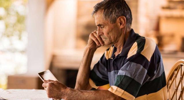 TS. Incapacidad no contributiva. Requisitos. No se computan como rentas las cuotas por la contingencia de jubilación abonadas por la entidad gestora del subsidio de desempleo para mayores de 52/55 años. Imagen de un hombre de unos 50 años mirando con preocupación una tablet digital