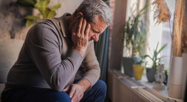 Jubilación parcial y contrato de relevo. Equivalencia de bases de cotización entre el trabajador relevado y el relevista Jubilación parcial y contrato de relevo. Correspondencia de bases de cotización. No se aplica sobre el 65% de las bases de cotización promediadas el porcentaje de jornada que vaya a realizar el trabajador relevista. Imagen de un hombre con cara de mucha preocupación