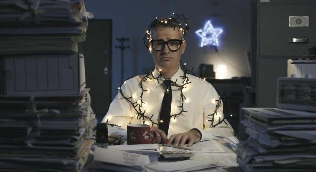 Vacaciones laborales: ¿qué pasa si no se han disfrutado antes de fin de año? Imagen de un hombre triste mientras trabaja en Navidad