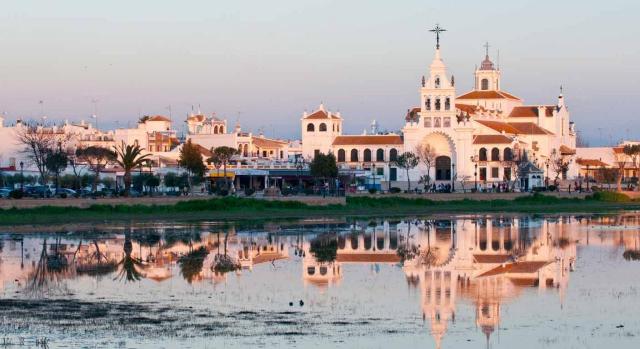 Iglesia de El rocío en Doñana, España. Convenios Colectivos Estatales, CC. AA. y provinciales