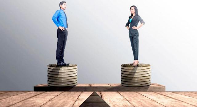 Brecha salarial y auditorías ¿qué deben hacer las empresas? Imagen de un hombre y una mujer subidos a una torre de monedas a igual tamaño