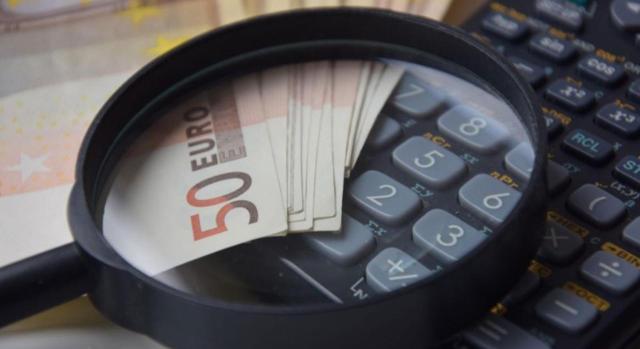Vulneración del derecho a la igualdad retributiva derivada de la percepción de un salario inferior al establecido en convenio colectivo. Derecho a una indemnización conjunta por daños derivados del lucro cesante y por daños morales. Imagen de lupa y calculadora