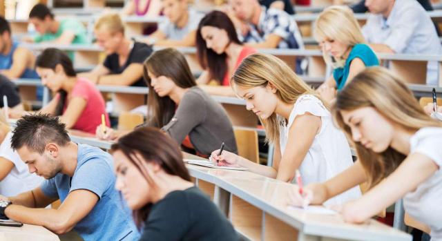 La pretensión ejercitada solo encuentra encaje en el procedimiento ordinario. Imagen de jóvenes haciendo un examen público en un aula