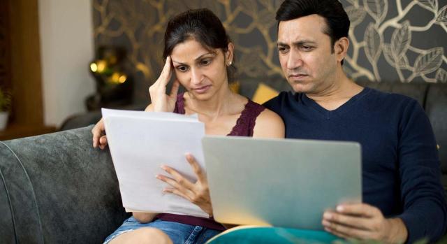 La acreditación de la afectividad no puede variar según la prestación La acreditación de la afectividad no puede variar según la prestación. Imagen de pareja preocupada estudiando papeles