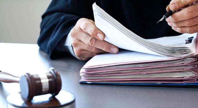 El órgano judicial debe dar al asunto la tramitación que corresponda a la naturaleza de las pretensiones ejercitadas El órgano judicial debe dar al asunto la tramitación que corresponda a la naturaleza de las pretensiones ejercitadas. Imagen de Juez con Mazo y pluma sobre una mesa con unos expedientes