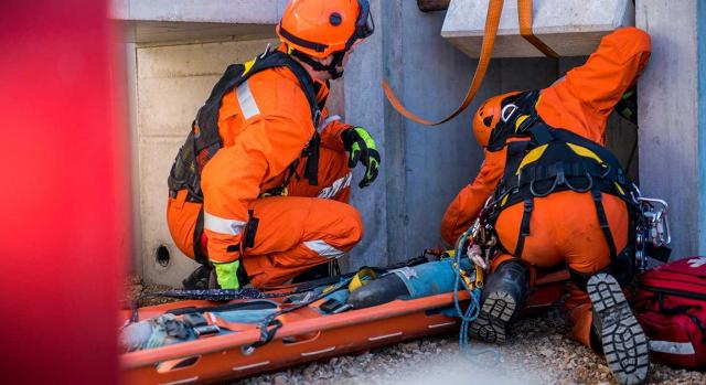 Incapacidad permanente absoluta; revisión; indemnización por daños y prejuicios; prescripción. Imagen de unos bomberos rescatando a una persona