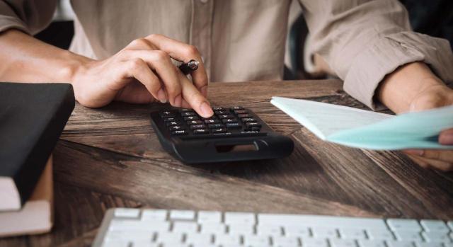 Incapacidad Permanente Absoluta. Imagen de persona haciendo cálculos en un escritorio