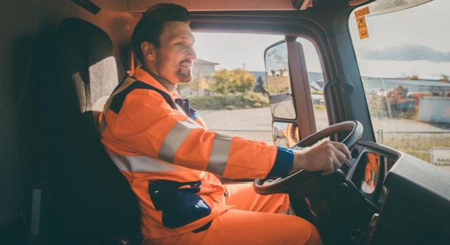 Ajustes razonables y carga excesiva para el empresario. Imagen de un trabajador conduciendo camión que recoge basura