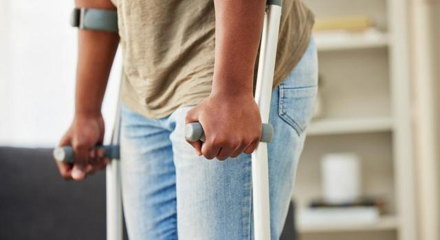 Extinción del contrato por incapacidad permanente total del trabajador: ¿nulidad o improcedencia?. Imagen de un hombre en muletas