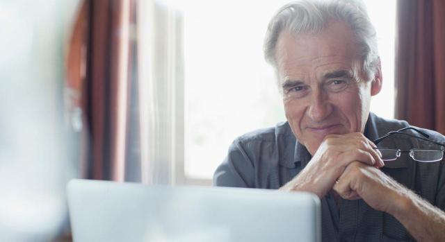 Esto no ocurriría con respecto a la pensión de jubilación definitiva. Retrato de hombre senior usando una computadora portátil